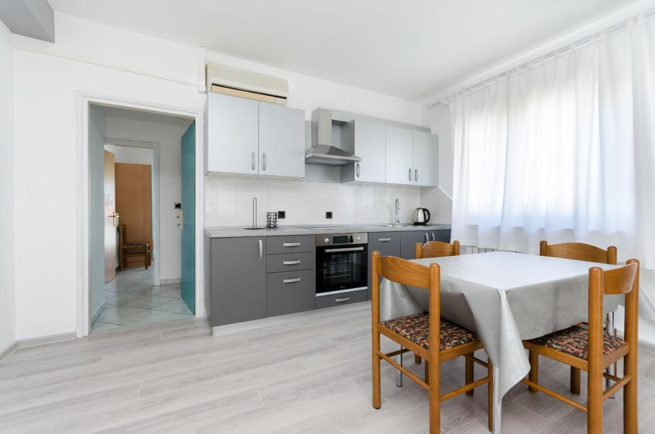 Apartments Slavica R Banjol Exterior foto